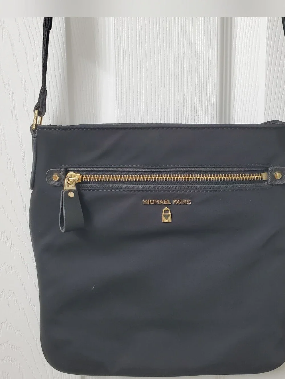 Michael Michael Kors Kelsey Nylon Crossbody bag with gold-tone - Picture 4 of 11